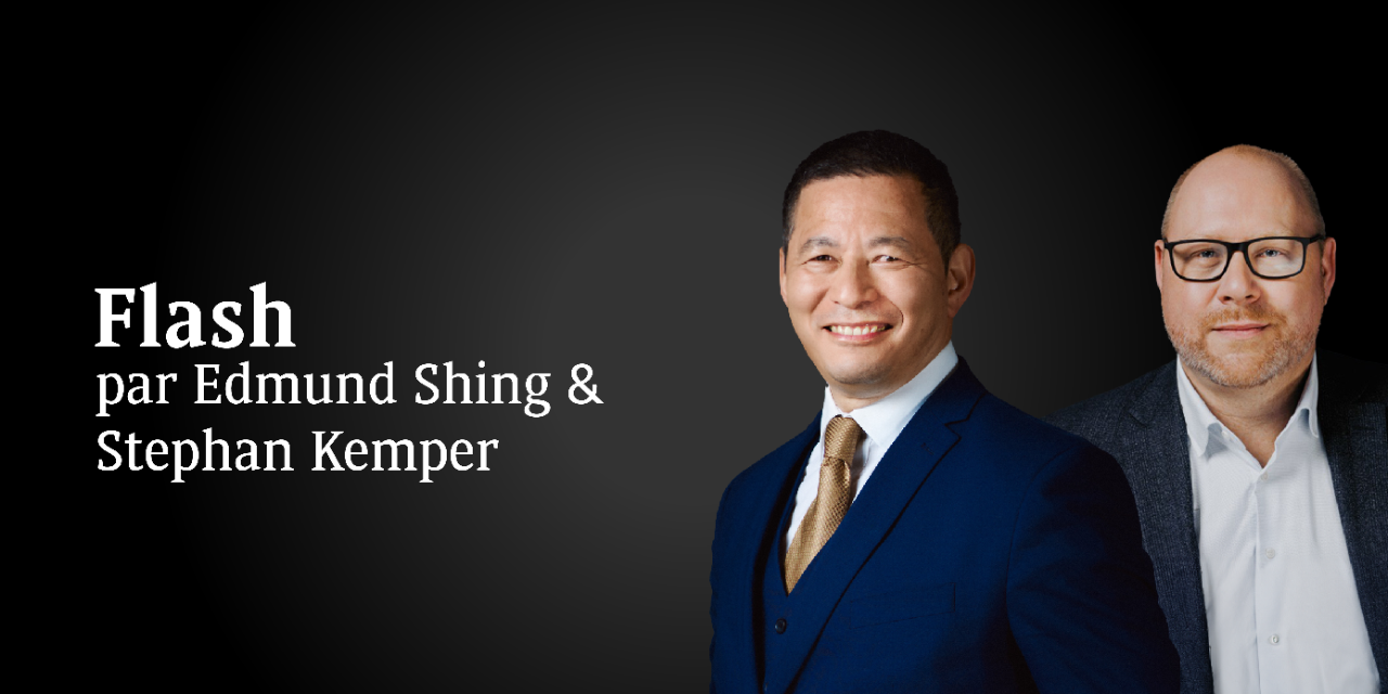 Deux hommes souriants accompagnés d'un titre à sa gauche